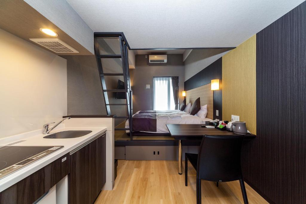 Kuchyň nebo kuchyňský kout v ubytování HOTEL SUITE HIROSHIMA HAKUSHIMA