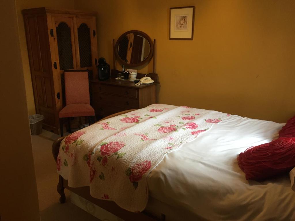 Wrangham House - Budget Double Room