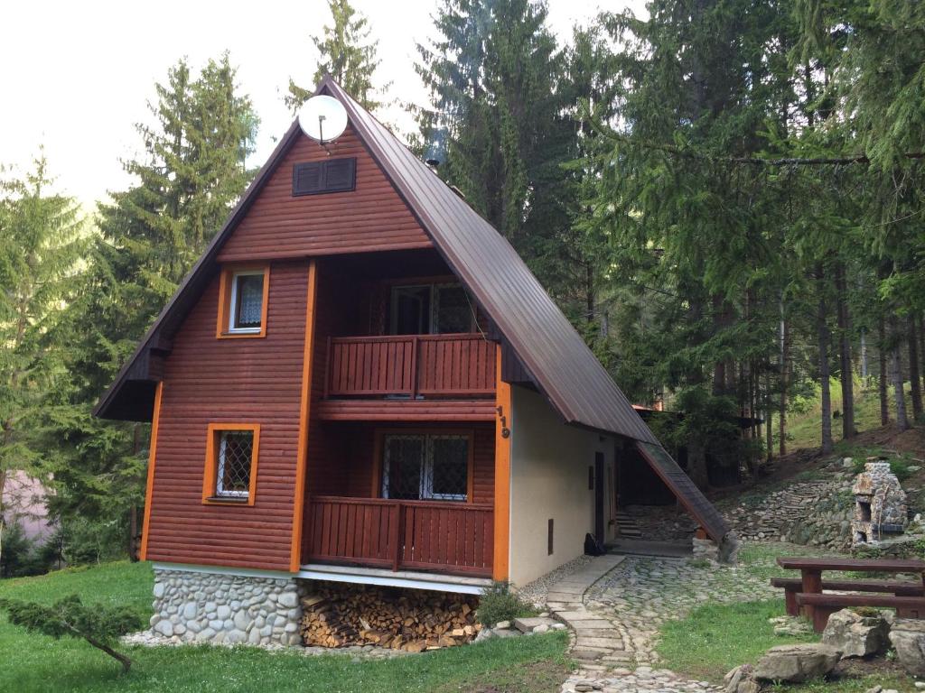 een huis met een gambrel dak en een veranda bij Rekreačná Chata in Jakubovany