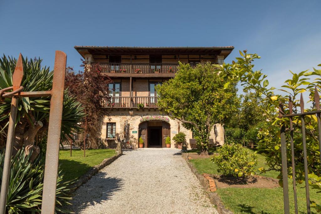 una vieja casa de piedra con un camino delante de ella en La Casona de Hermosa, en Hermosa