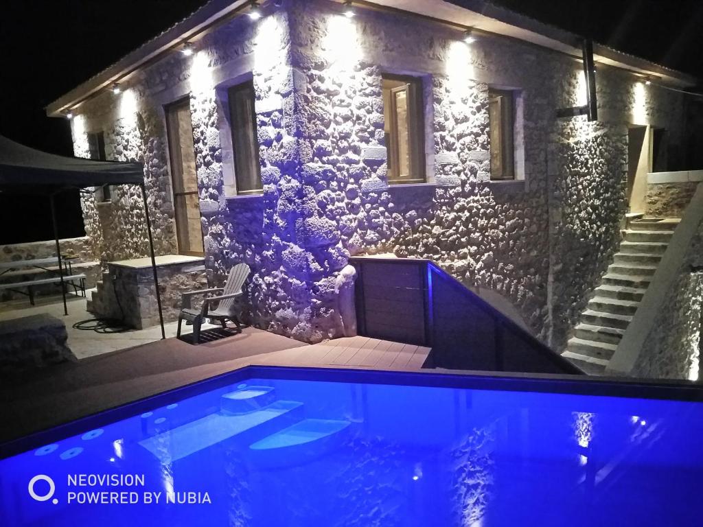 Foto dalla galleria di Pool House ( Πέτρινο σπίτι με πισίνα ) a Oitylo