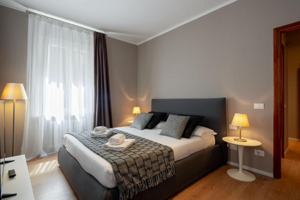 ein Hotelzimmer mit einem Bett mit zwei Handtüchern darauf in der Unterkunft San Marco Boutique by Wonderful Italy in Venedig