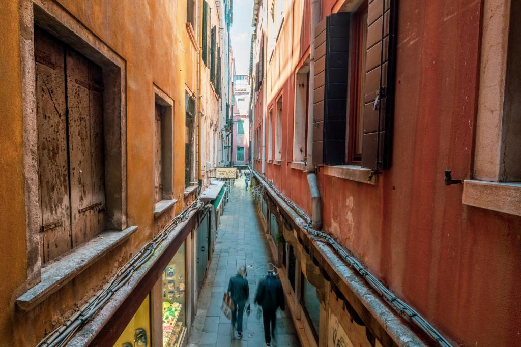 Calle larga venice hi-res stock photography and images - Alamy