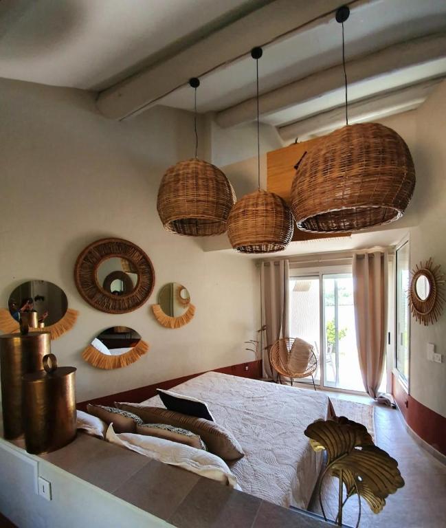Postel nebo postele na pokoji v ubytování Hôtel L' Estelle en Camargue