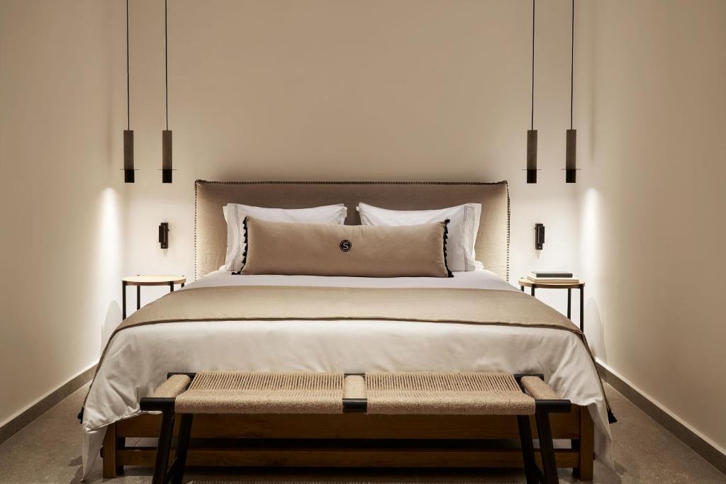 A bed or beds in a room at SantAnna Luxury Suites