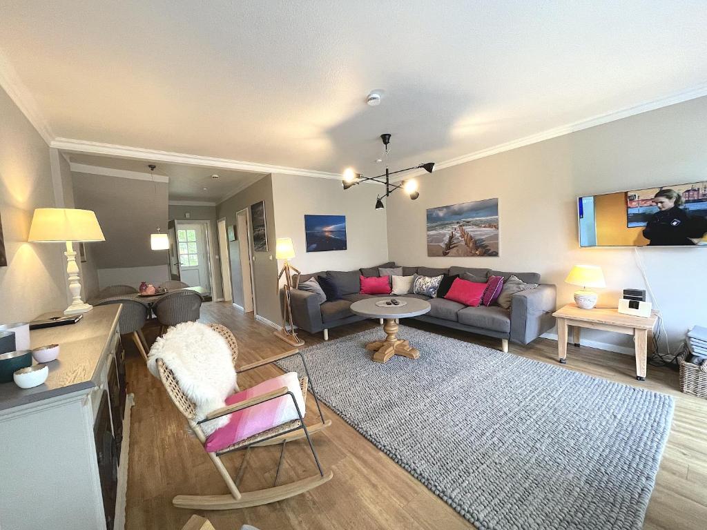 a living room with a couch and a table at Haus Stübbe beim Dorfteich in Wenningstedt