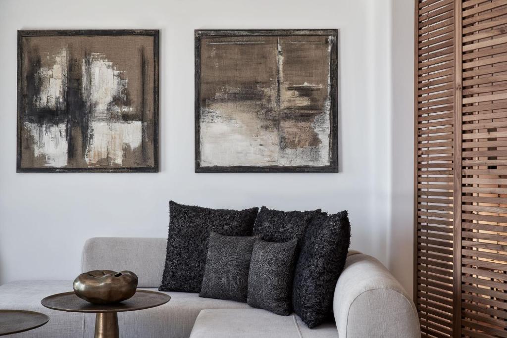 A seating area at SantAnna Luxury Suites