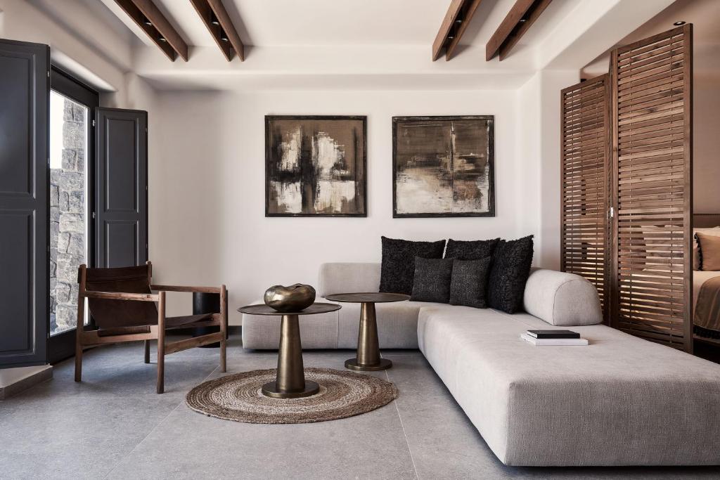 A seating area at SantAnna Luxury Suites
