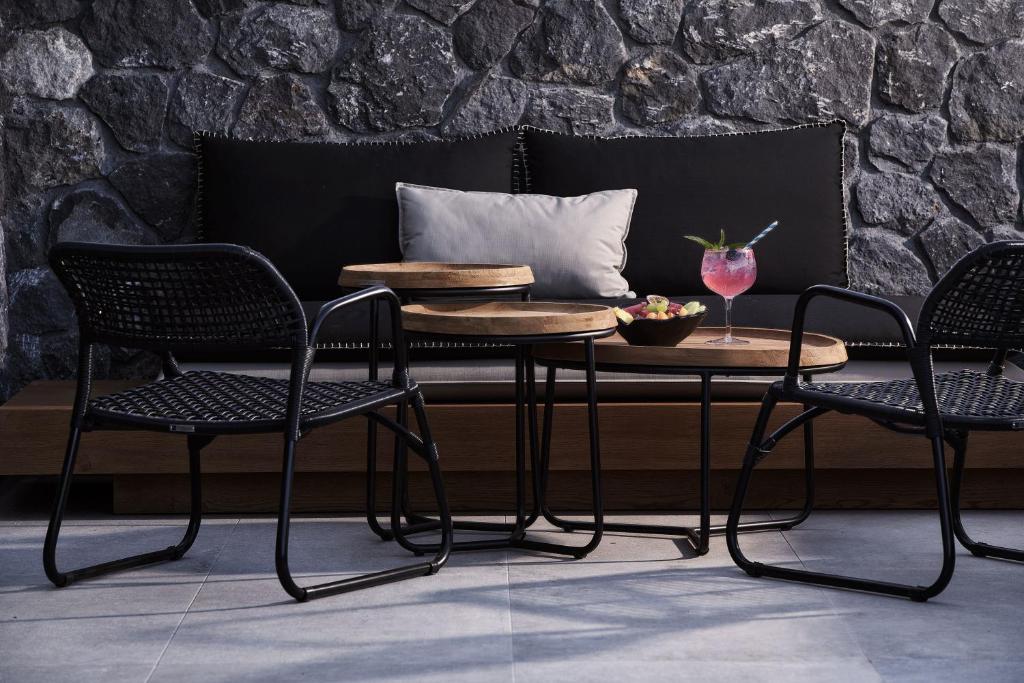 A seating area at SantAnna Luxury Suites