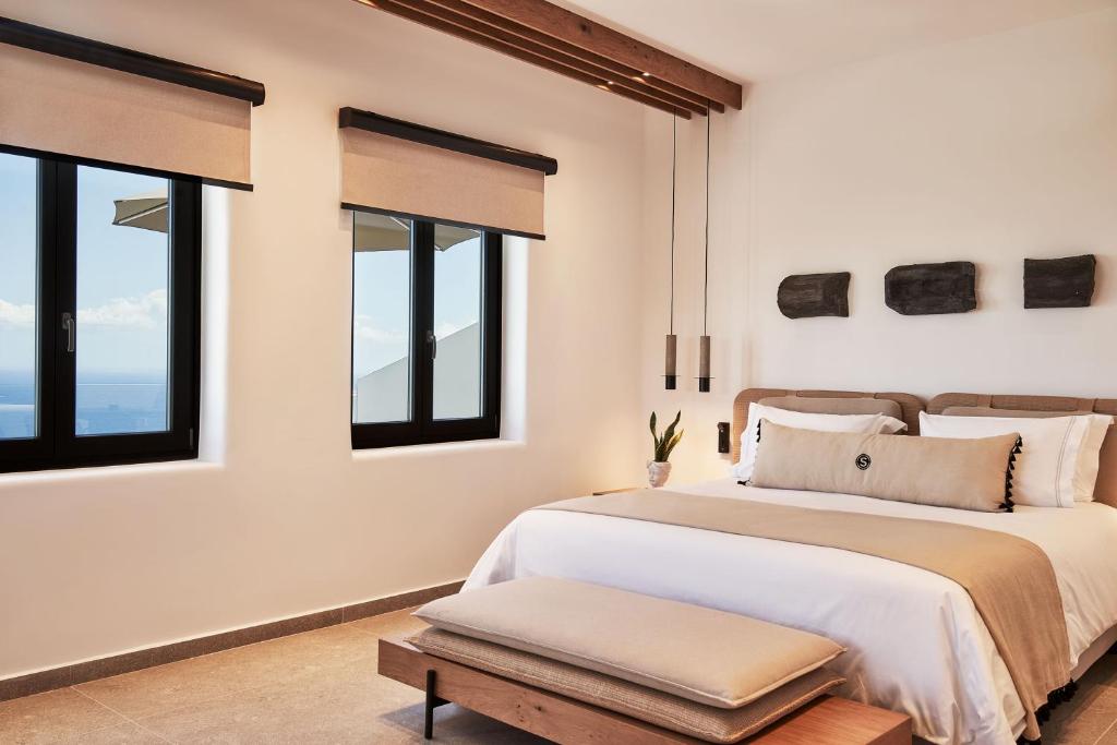 A bed or beds in a room at SantAnna Luxury Suites