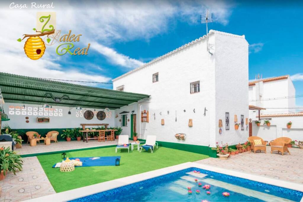 uma casa com uma piscina e um pátio em Villa Zalea Real -SUPER ideal Grupos, Piscina ! em Pizarra