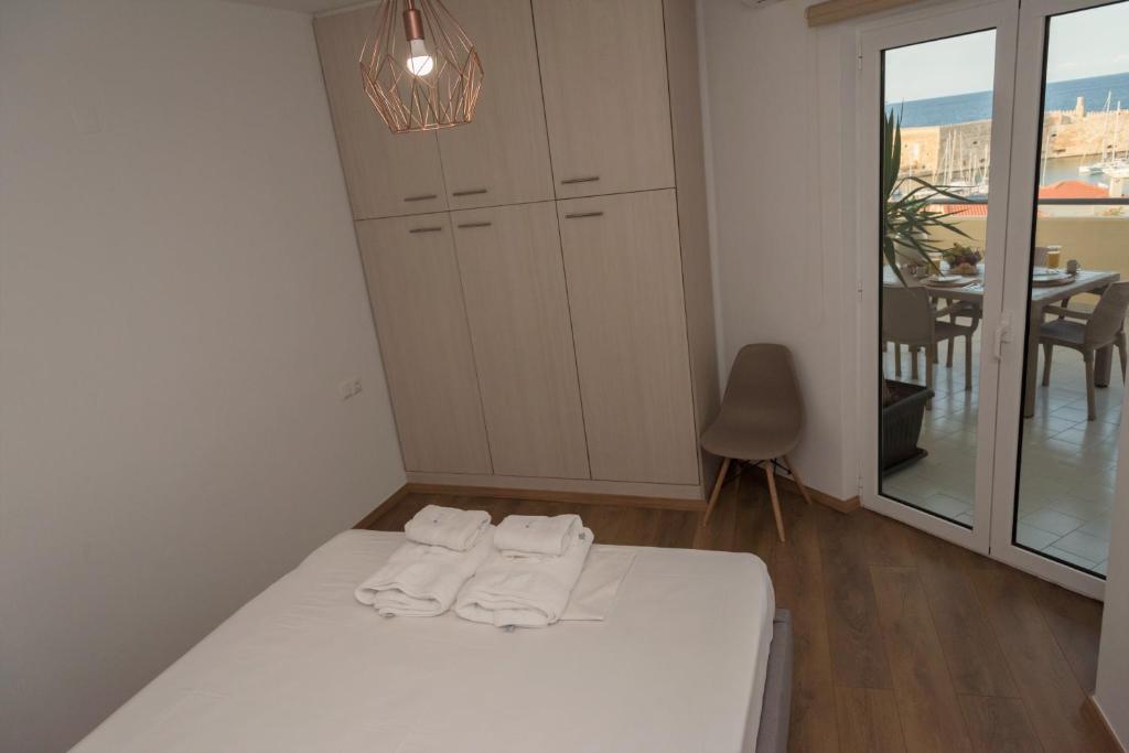 pokój z łóżkiem z dwoma ręcznikami w obiekcie Koules Sea View City Apartment w Heraklionie