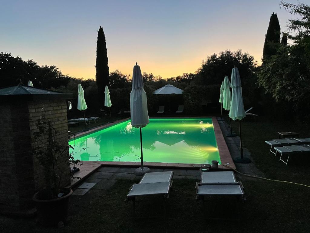 Bazén v ubytování Agriturismo Podere Marchiano nebo v jeho okolí