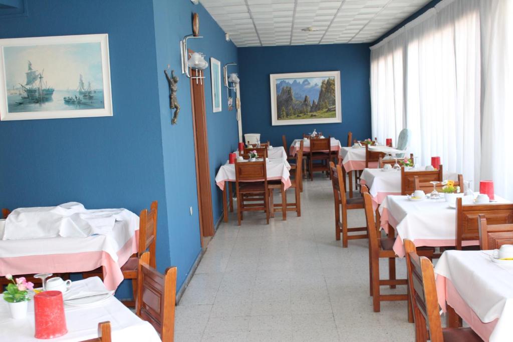 Reštaurácia alebo iné gastronomické zariadenie v ubytovaní Hotel Olympia