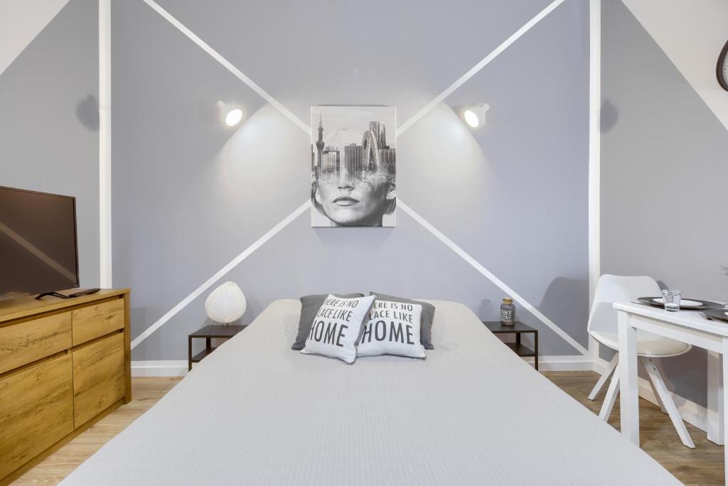 Posteľ alebo postele v izbe v ubytovaní Niron Apartament Dom z Papieru Tokio
