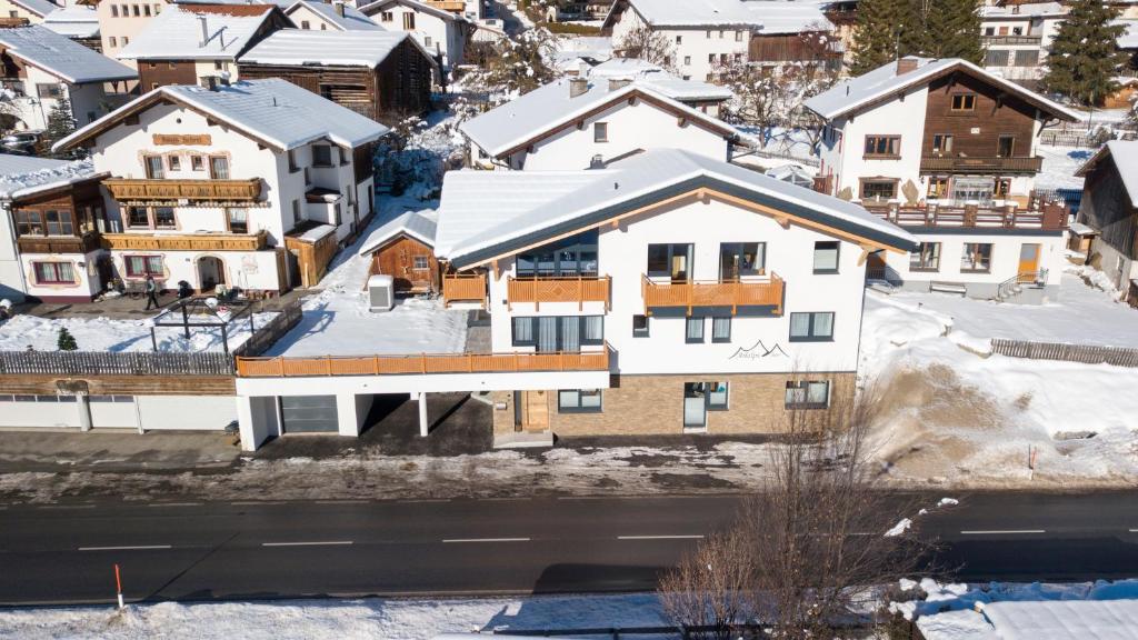 widok z powietrza na dom w śniegu w obiekcie Arlalps Apart w mieście Pettneu am Arlberg