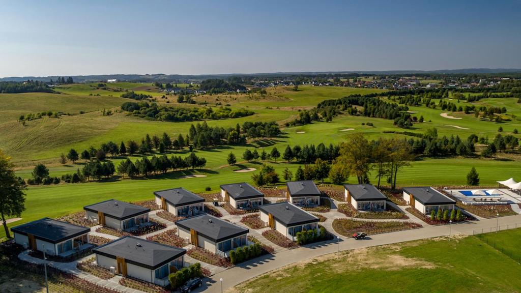 vista aerea di un resort con campo da golf di Bungalows at Sierra Golf Resort a Wejherowo