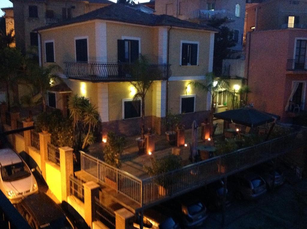 une maison avec un balcon éclairé la nuit dans l'établissement Villa Scotillo Boutique Hotel, à Agropoli