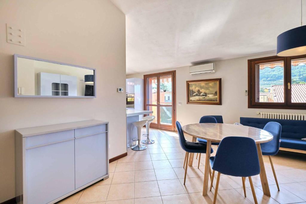 - une cuisine et une salle à manger avec une table et des chaises dans l'établissement ApartmentsGarda - Casa Eline, à Garde