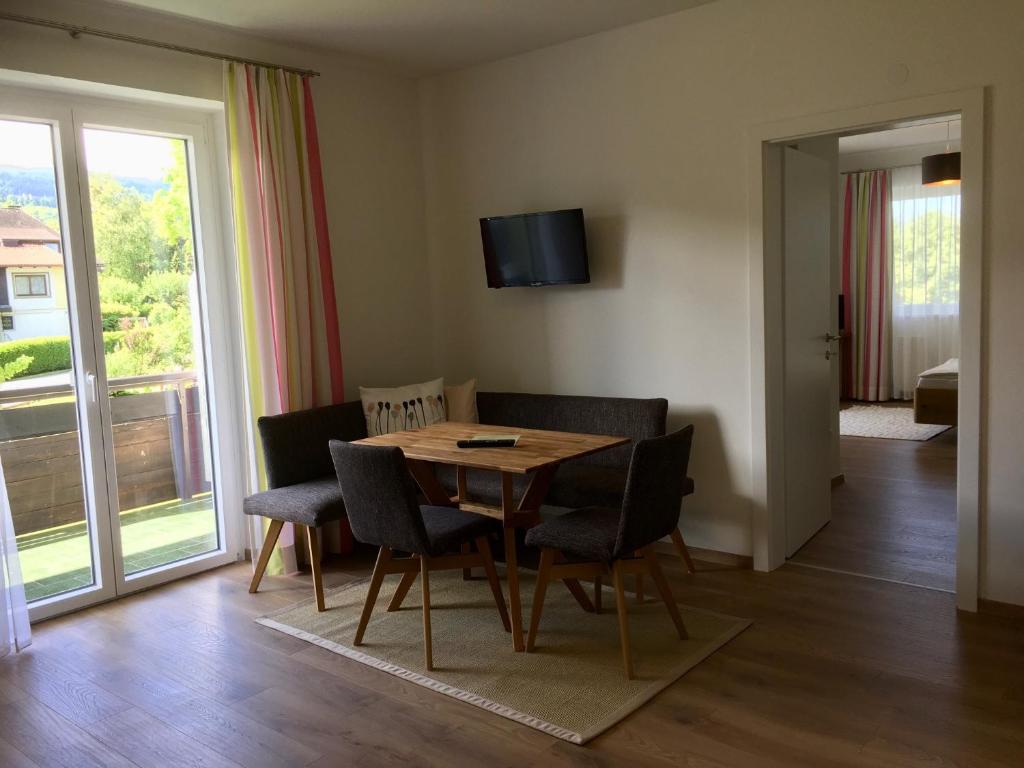 TV a/nebo společenská místnost v ubytování Appartements Käthe