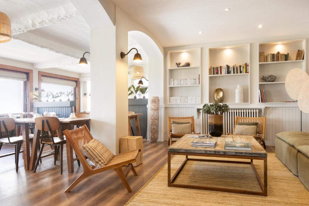 聖特羅讓萊班的住宿－Le Homard Bleu，客厅配有沙发和桌子