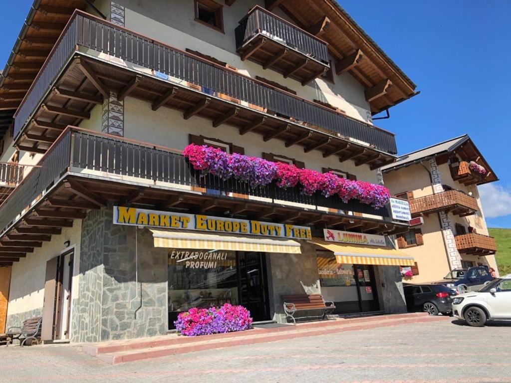 budynek z kwiatami na boku w obiekcie Black Lake Studios - Trepalle w Livigno