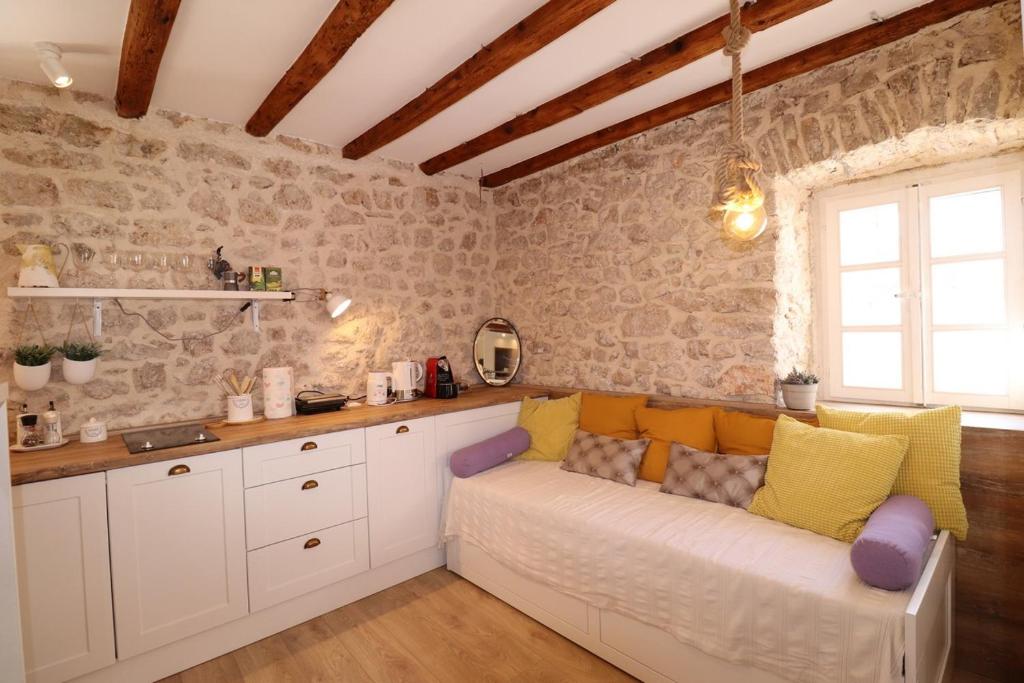 sala de estar con sofá en la cocina en Old Šibenik Cozy Design Apartment, en Šibenik