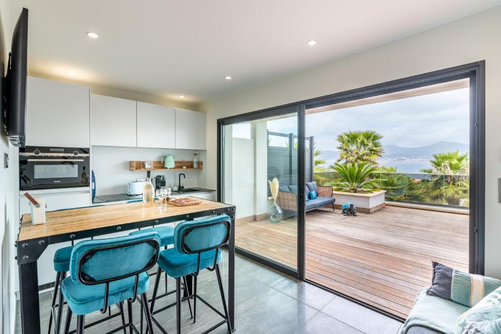 - une cuisine ouverte avec vue sur l'océan dans l'établissement Les Jardins de la Palmeraie - Sublime vue sur la baie dAjaccio, à Porticcio