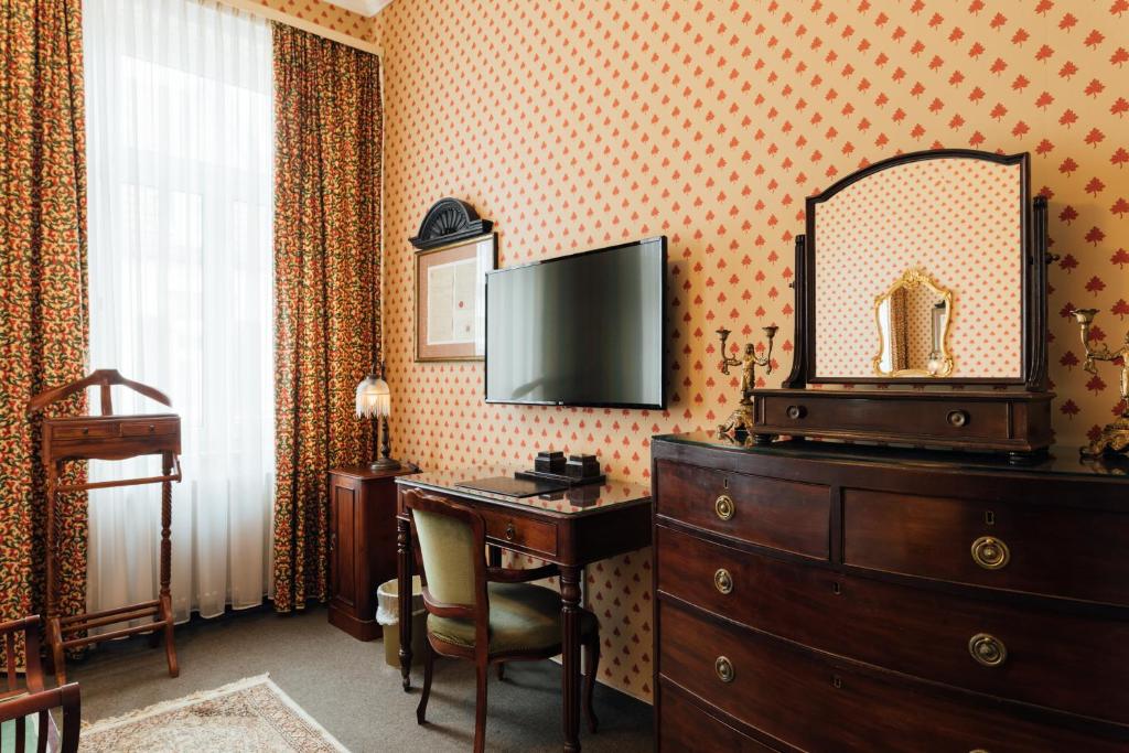 TV a/nebo společenská místnost v ubytování Das Kleine Hotel in ruhiger Stadtlage