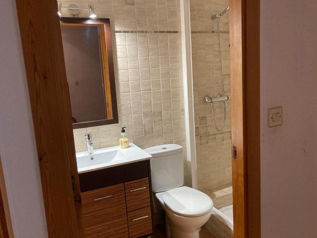 Kúpeľňa v ubytovaní Chalet adosado en urbanización con precioso jardín