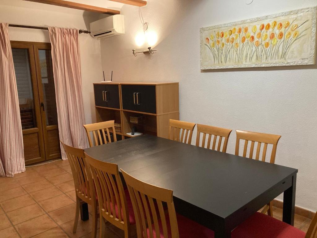 Fotografia z galérie ubytovania Chalet adosado en urbanización con precioso jardín v destinácii Denia