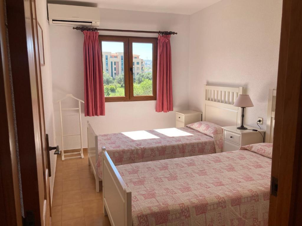 Posteľ alebo postele v izbe v ubytovaní Chalet adosado en urbanización con precioso jardín