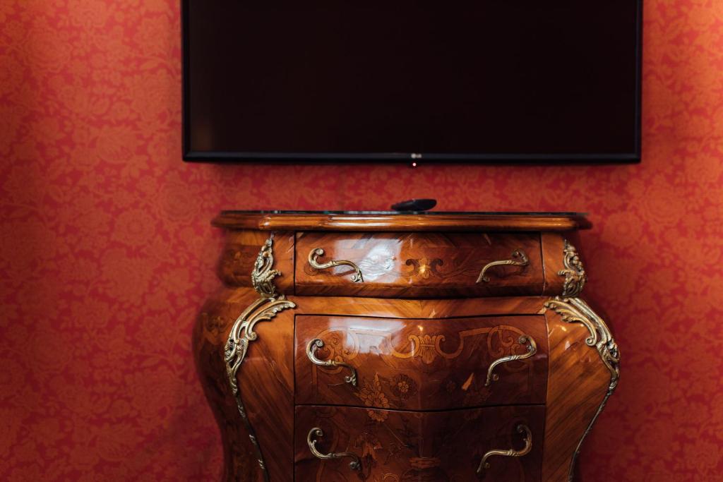 TV a/nebo společenská místnost v ubytování Das Kleine Hotel in ruhiger Stadtlage