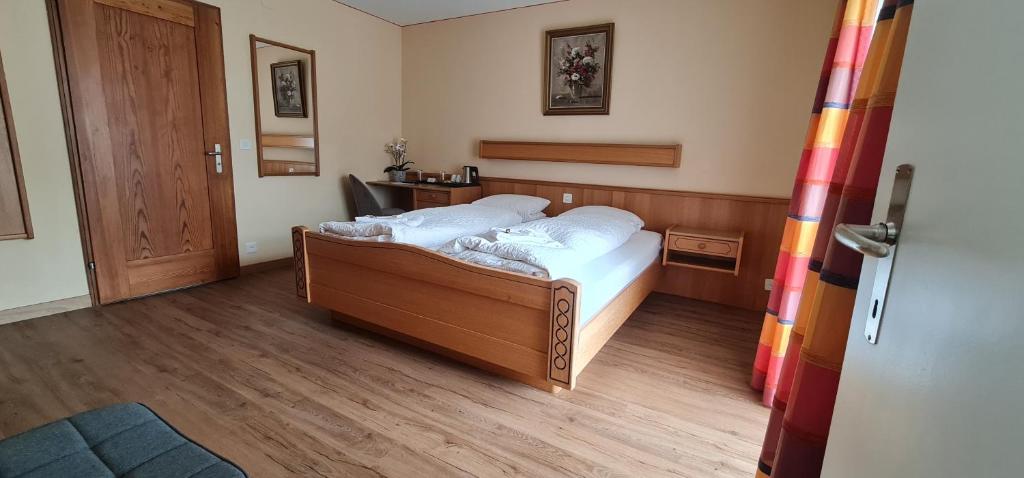 Postel nebo postele na pokoji v ubytování Hotel Falknerei Galina