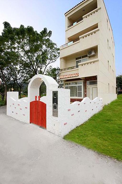 a building with a red gate in front of it at 貓咪民宿Mini館-中午即可入房 in Taitung City