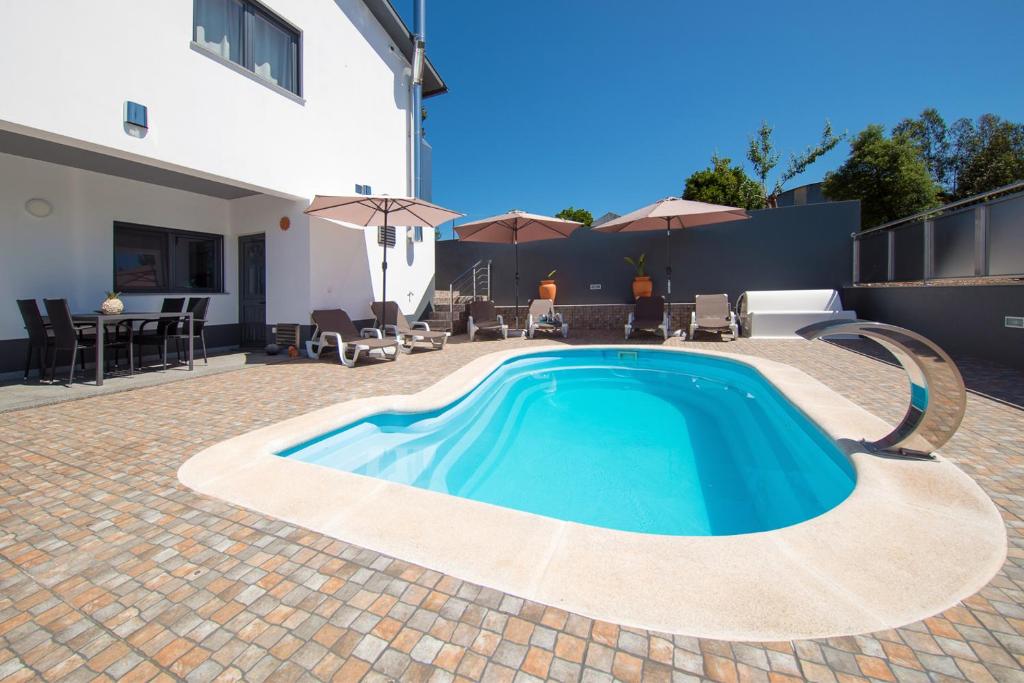 - une piscine au milieu d'un patio dans l'établissement Casa Bem Estar, à Vila Nova de Poiares