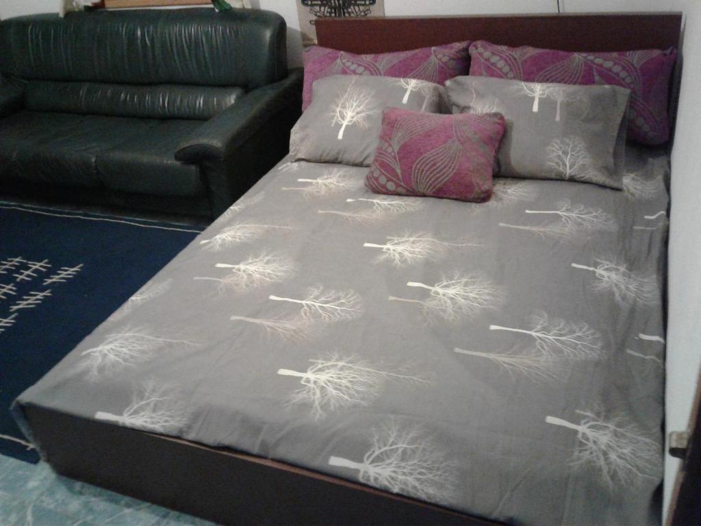 a bed with dandelions on it next to a couch at Apartamento Sol y Vida Tabernas in Tabernas