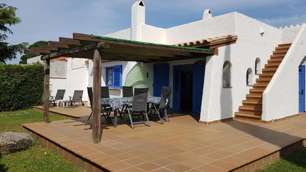 eine Terrasse mit einem Tisch und Stühlen darauf in der Unterkunft Acacies 25 in Torroella de Montgrí