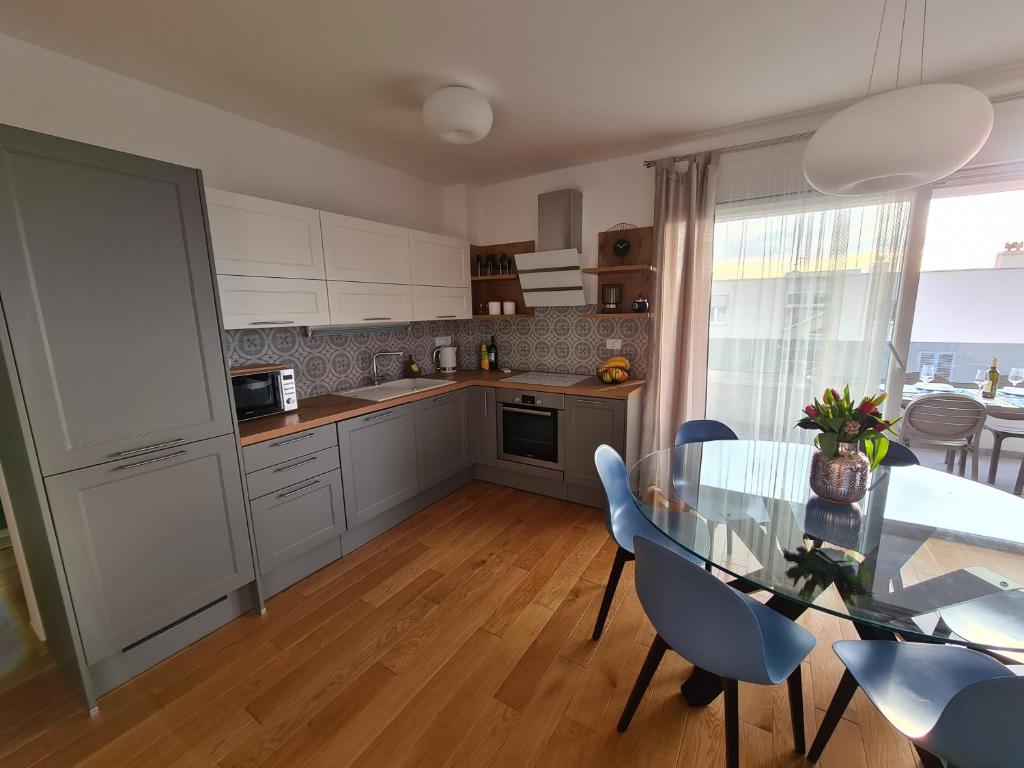 Kuchyň nebo kuchyňský kout v ubytování Mariposa Makarska 83m2 new apartment with garage