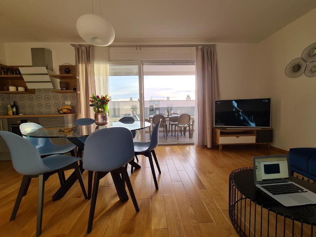 TV a/nebo společenská místnost v ubytování Mariposa Makarska 83m2 new apartment with garage