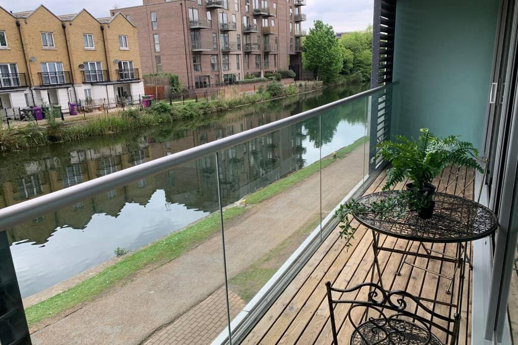 d'un balcon avec une table et une vue sur la rivière. dans l'établissement Regents Casa, à Londres
