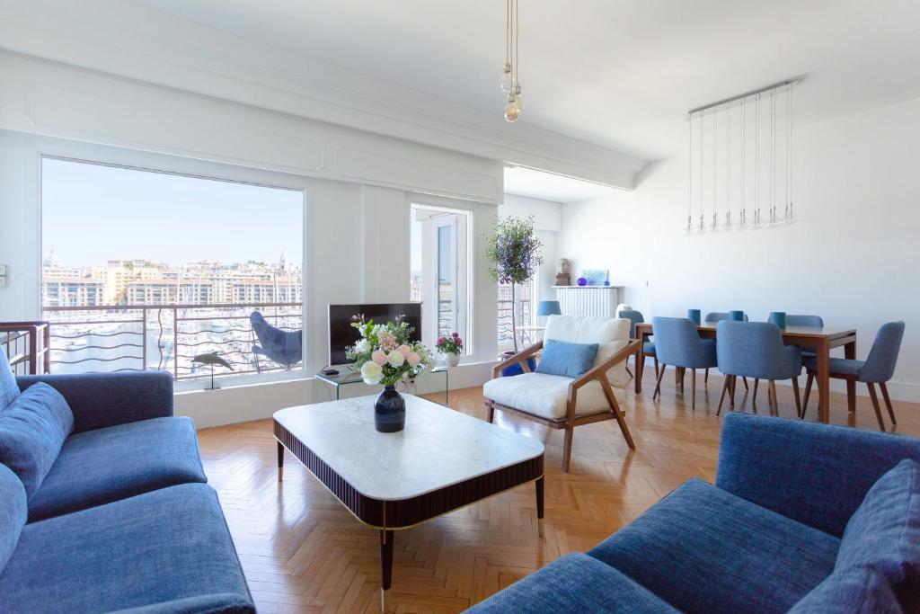 a living room with blue couches and a table at Coste Investissement - Le grand standing in Marseille