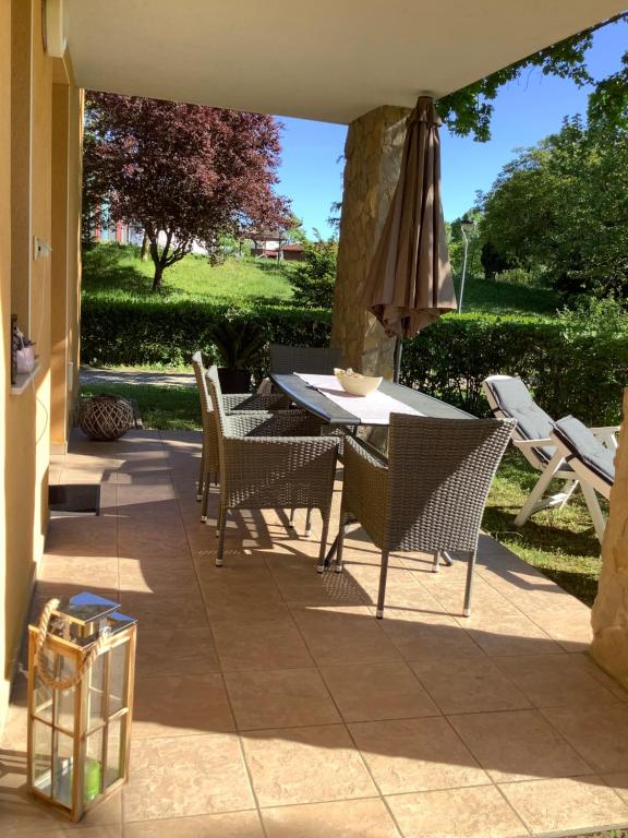 A garden outside Apartman Golf Lux