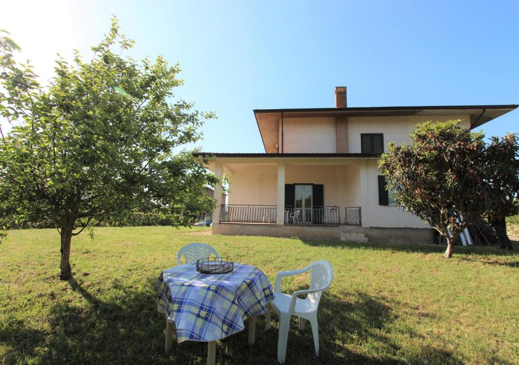 una mesa y sillas frente a una casa en Villa Green - Irpinia, en Venticano