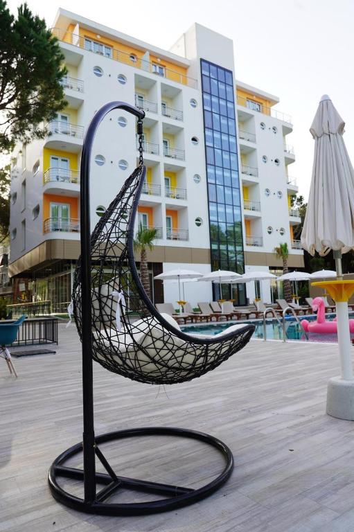 scultura di amaca di fronte a un edificio di Hotel Monaco & Garden a Golem