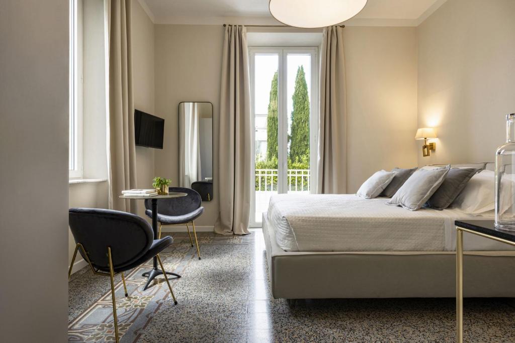 Łóżko lub łóżka w pokoju w obiekcie Villa La Tuia B&B