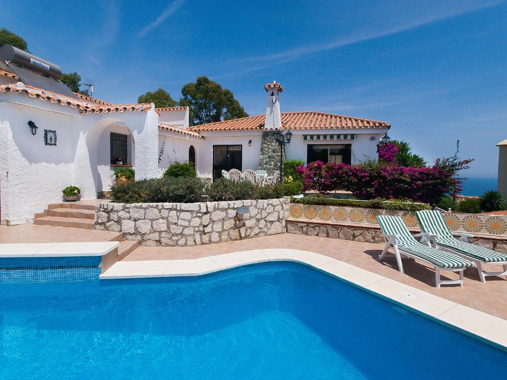 eine Villa mit einem Pool vor einem Haus in der Unterkunft Holiday Home Salto del monte by Interhome in Santa Fe de los Boliches