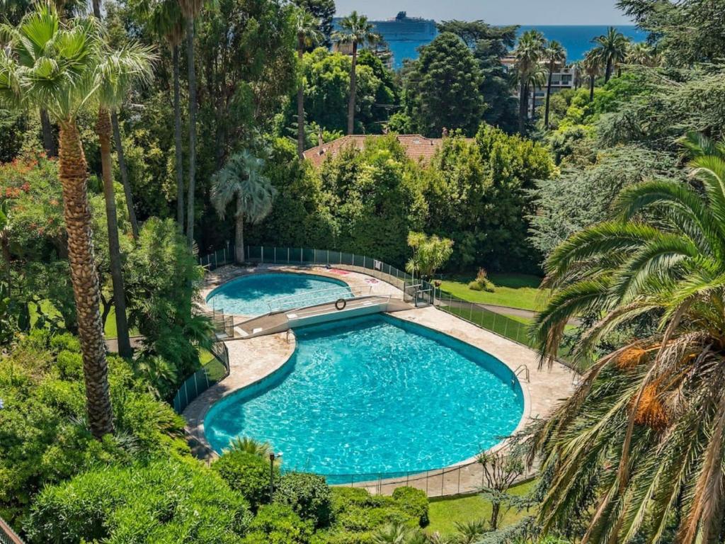 - une vue sur la piscine bordée de palmiers dans l'établissement Apartment Résidence de Luynes by Interhome, à Cannes