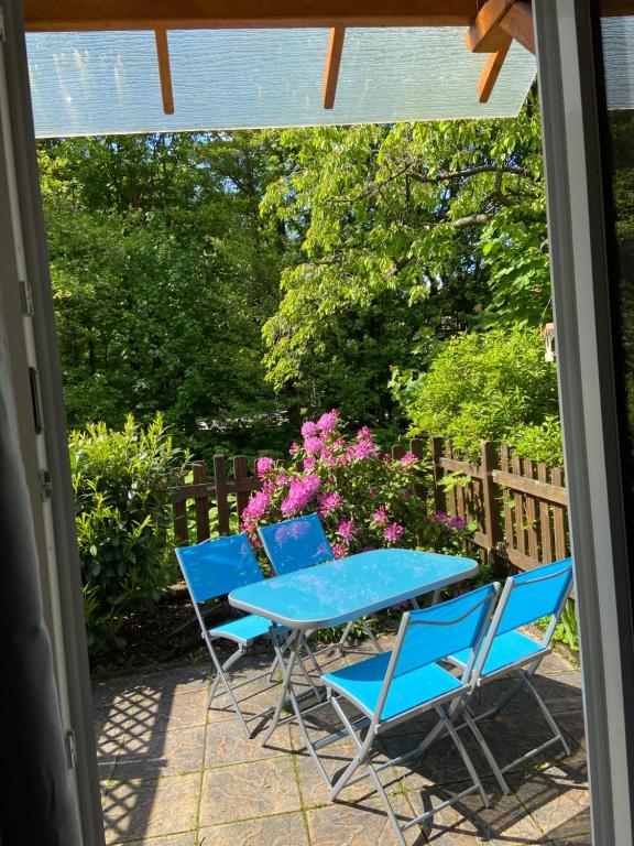 une table bleue et deux chaises sur la terrasse dans l'établissement Ferienwohnung Elias, à Goslar