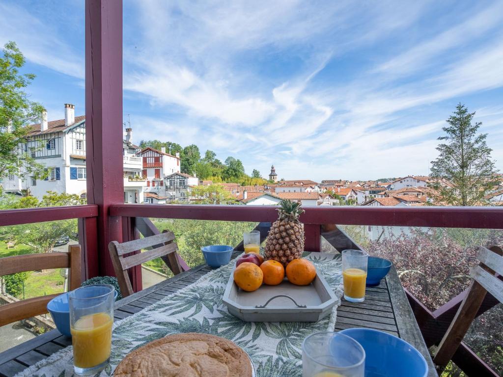 stół z talerzem owoców i pomarańczy na balkonie w obiekcie Apartment Jean Jaurès-1 by Interhome w mieście Ciboure
